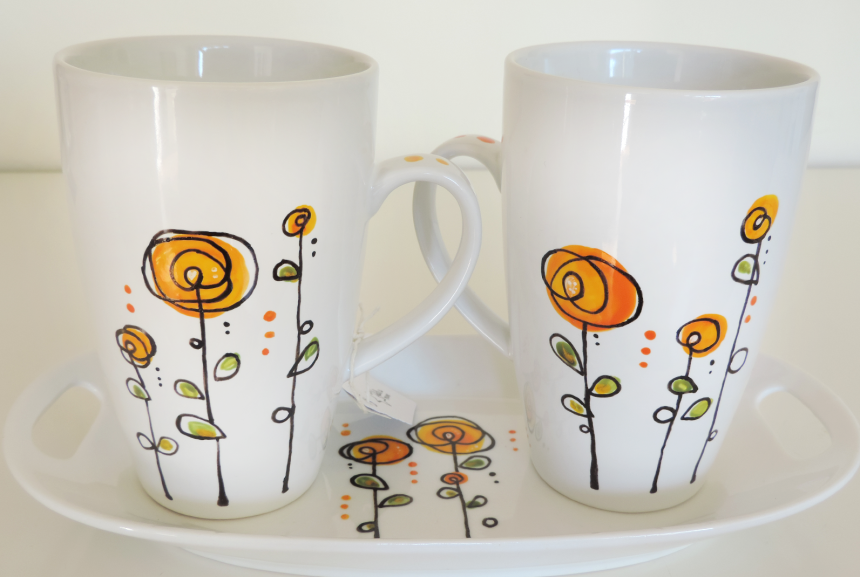 Set de dos tazas con bandeja en ceramica pintada a mano con motivo de flores estilizadas. Pintadas a mano todo a su alrededor con pinturas especiales para ceramica. Lavable en lavavajillas.