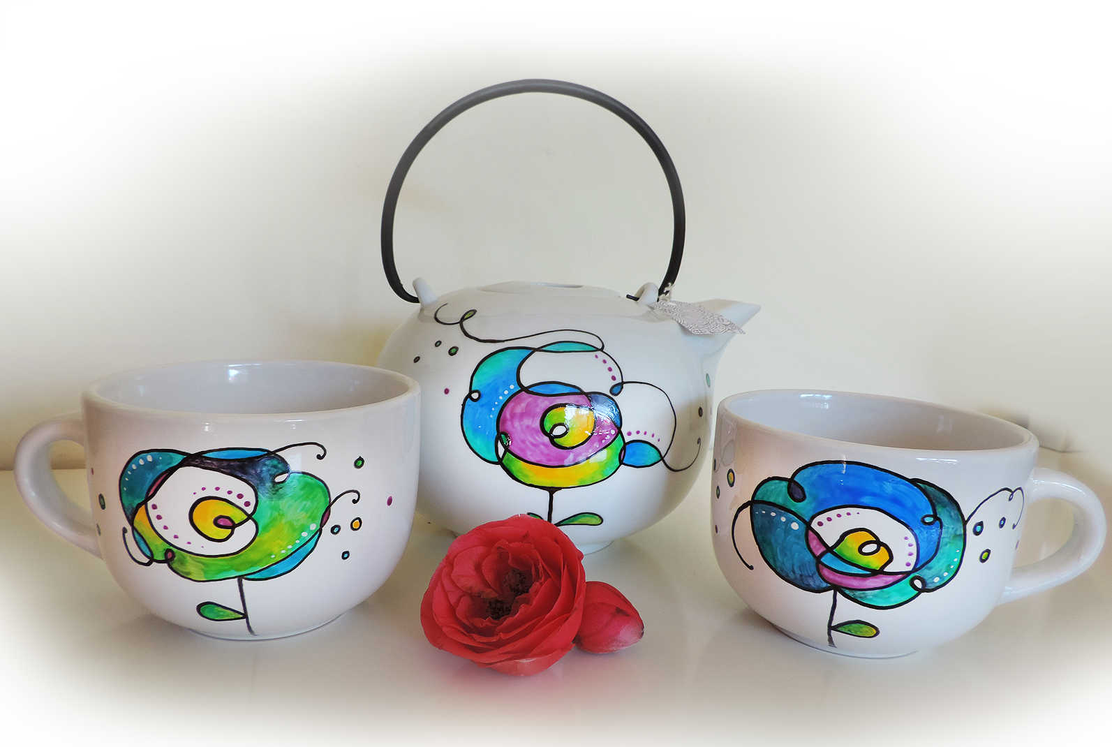 Unique hand-painted ceramic creations by the artist Luciana Torre. Customizable mugs. Perfect gift idea for special occasions such as Valentine's Day, Mother's Day, birthdays and Christmas. Gifts for mom and special mugs for friends and colleagues. Top ten gifts for tea-lovers and coffee-lovers. I use special top quality ceramic paints, dishwasher safe. Requests to hello@lucianatorre.com